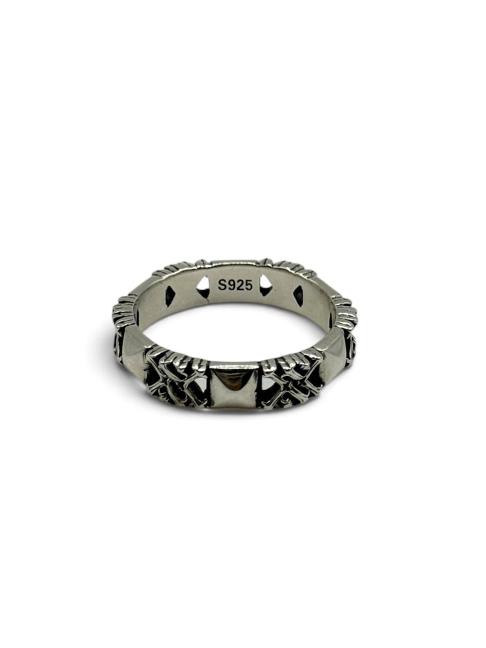 STUDDED Ring aus 925 Sterlingsilber mit Pyramiden-Nieten, Frontansicht mit S925-Stempel im Inneren