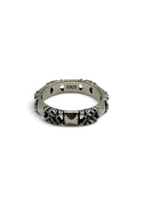 STUDDED Ring aus 925 Sterlingsilber mit Pyramiden-Nieten, Frontansicht mit S925-Stempel im Inneren