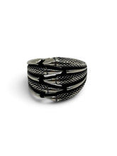 CLAW Ring aus 925 Sterlingsilber in Krallen-Form mit Schuppenstruktur, Frontansicht