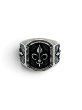 FLEUR Siegelring aus 925 Sterlingsilber mit Lilien-Motiv, Frontansicht