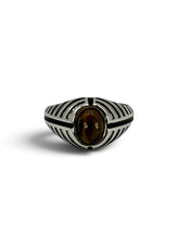 LOUVER Ring aus 925 Sterlingsilber mit ovalem Cabochon in Tigerauge-Optik, Frontansicht