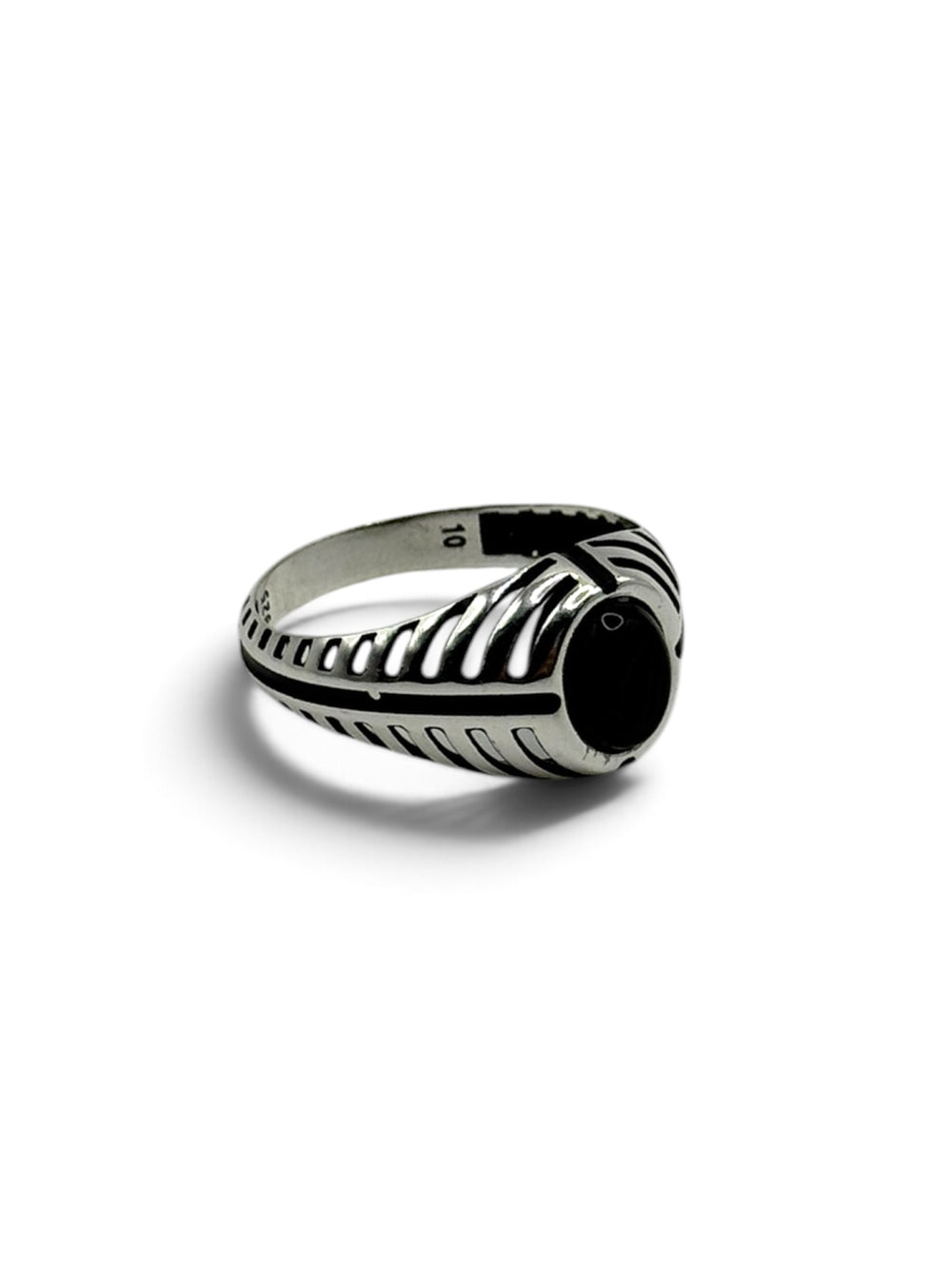 ECLIPSE Ring aus 925 Sterlingsilber, Seitenansicht mit durchbrochener Ringschiene und ovalem schwarzem Stein