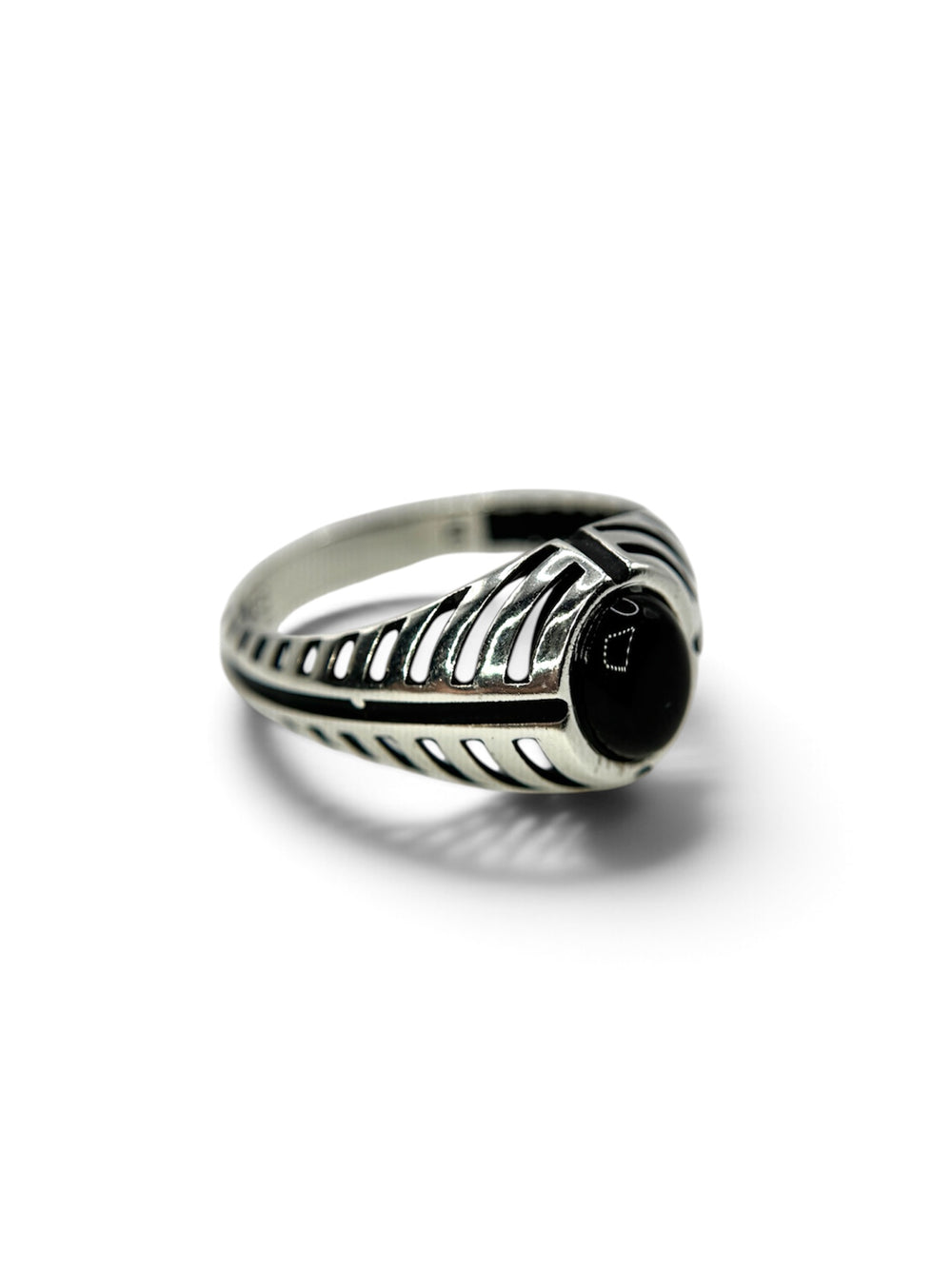 ECLIPSE Ring aus 925 Sterlingsilber, schräge Ansicht mit glänzendem schwarzem Stein
