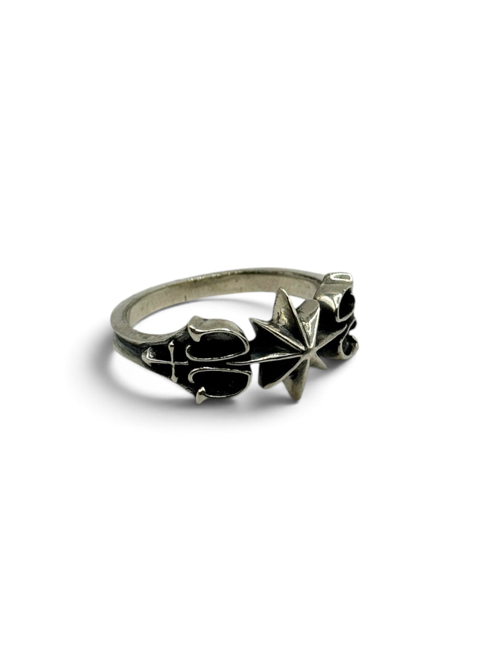 COMPASS Ring aus 925 Sterlingsilber, Seitenansicht mit Kompass-Stern und ornamentalen Seitenelementen