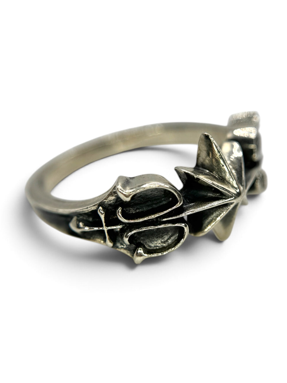 COMPASS Ring aus 925 Sterlingsilber, Nahaufnahme des oxidierten Finishs und der Ornamente