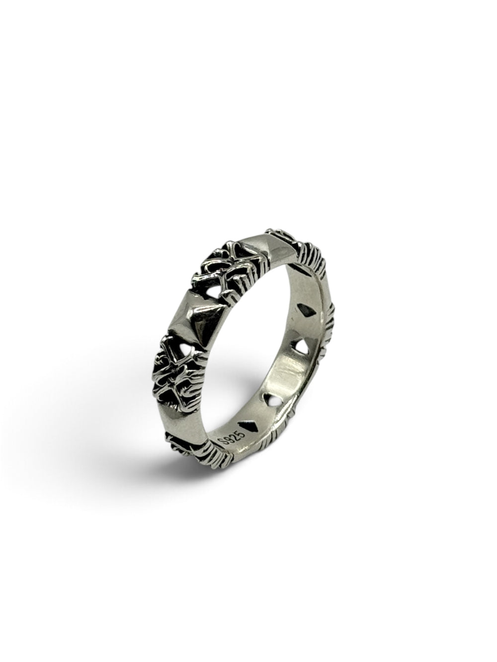 STUDDED Ring aus 925 Sterlingsilber, schräge Ansicht mit Nieten, Kreuz-Ornamenten und durchbrochener Innenseite