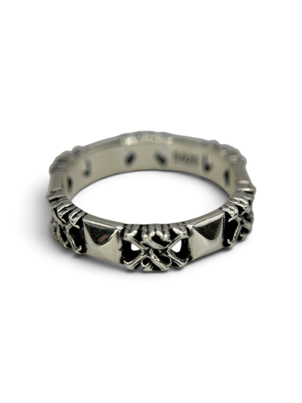 STUDDED Ring aus 925 Sterlingsilber, Nahaufnahme der polierten Nieten und der filigranen Kreuz-Ornamente