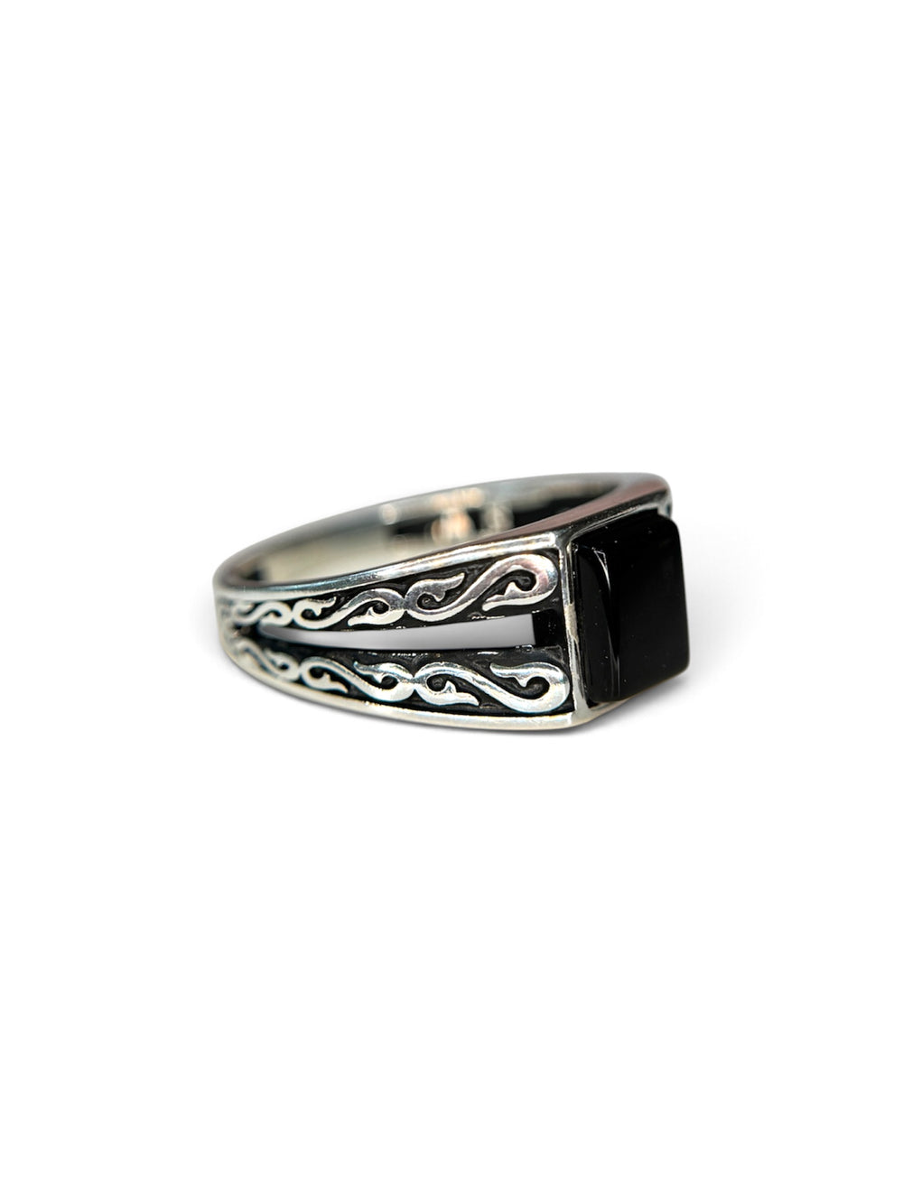NOIR Ring aus 925 Sterlingsilber mit Onyx-Optik-Stein, Schrägansicht