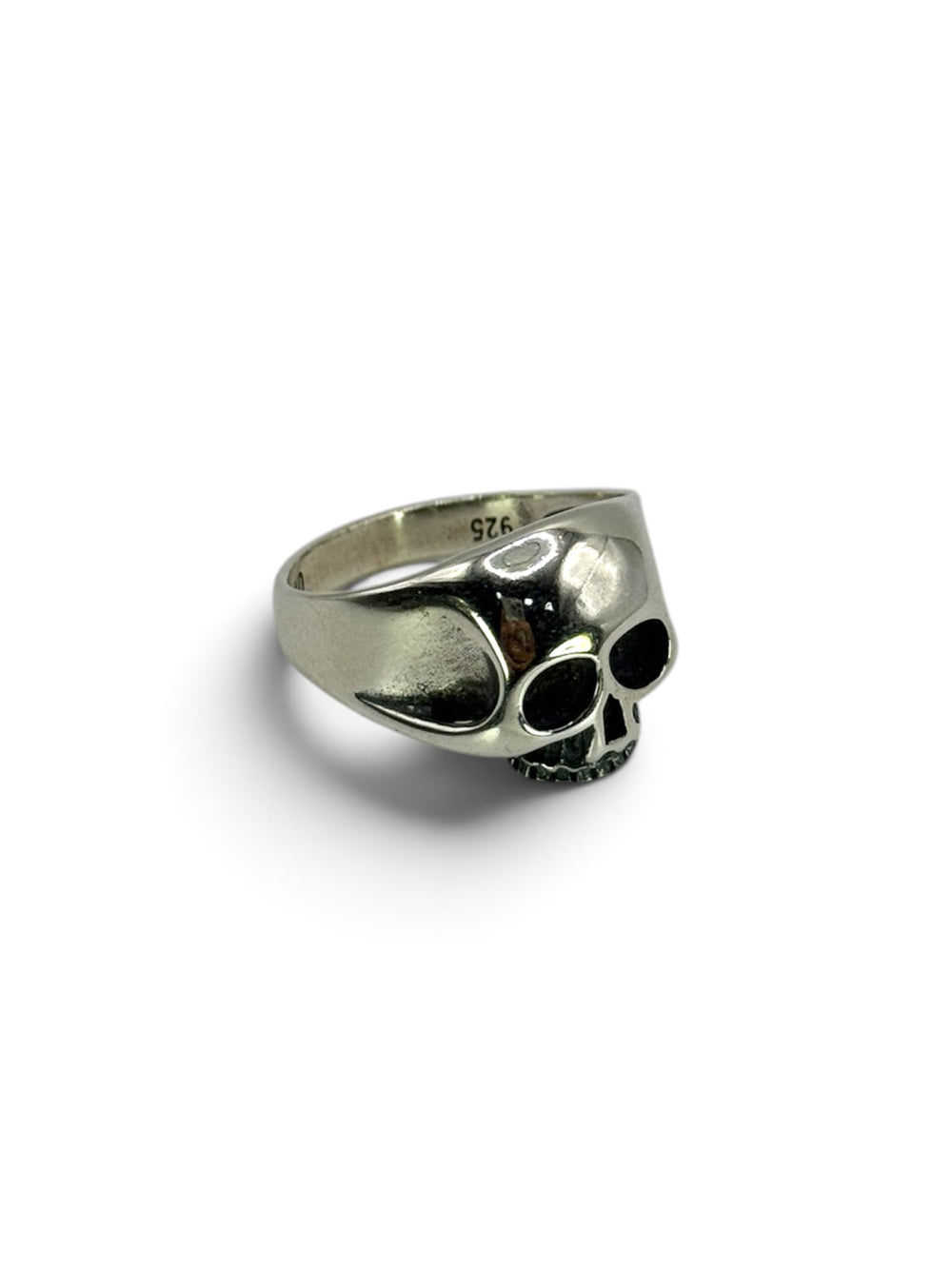 BONES Herrenring in Totenkopf-Form aus 925 Silber, Schrägansicht mit 925-Stempel im Ring